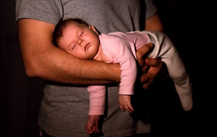 come tenere in braccio un neonato