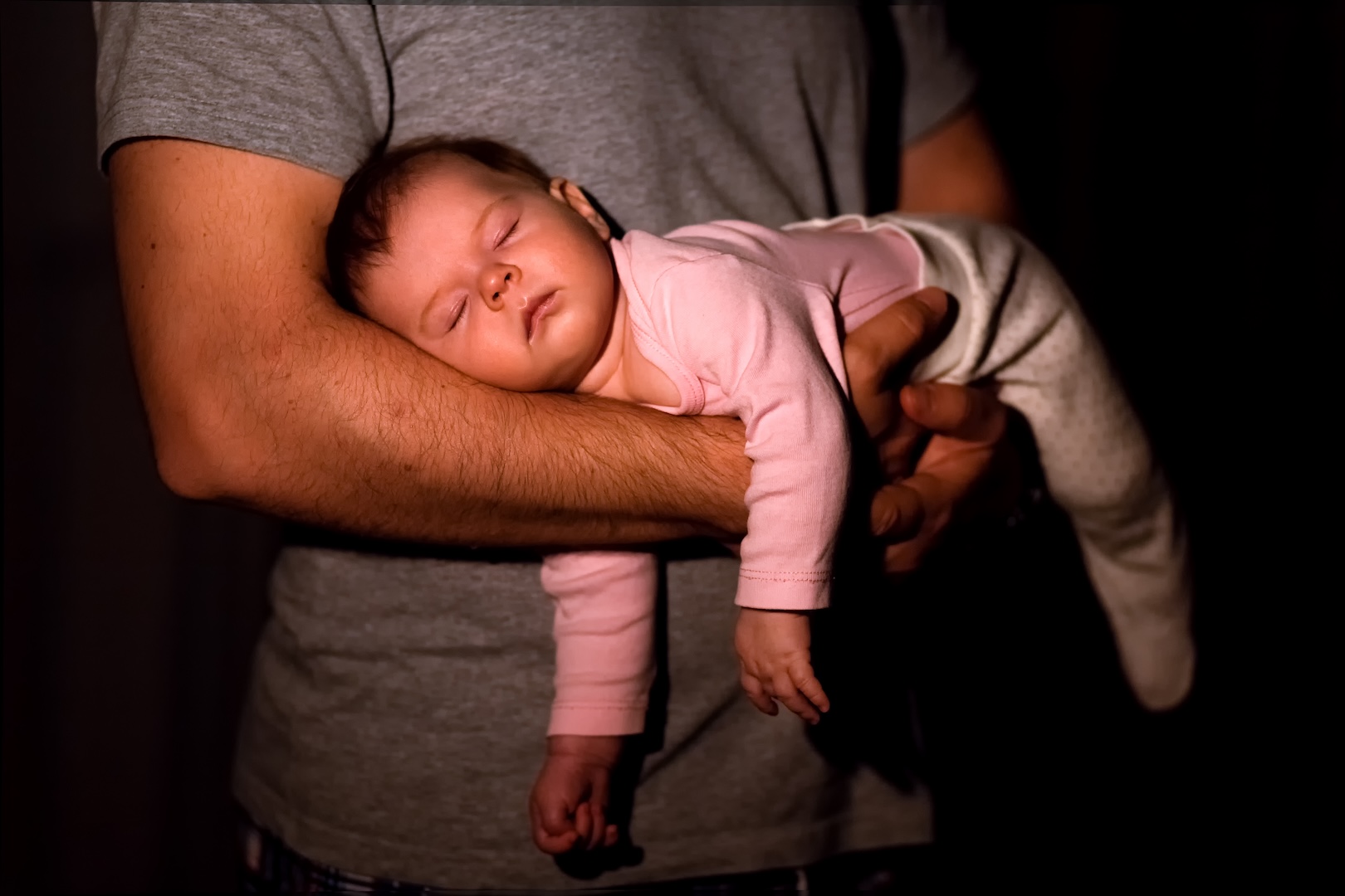 Come tenere in braccio un neonato: la guida
